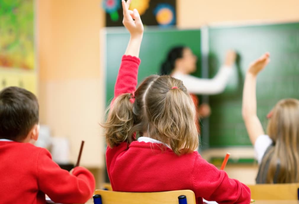 Children holding hands at a German lesson